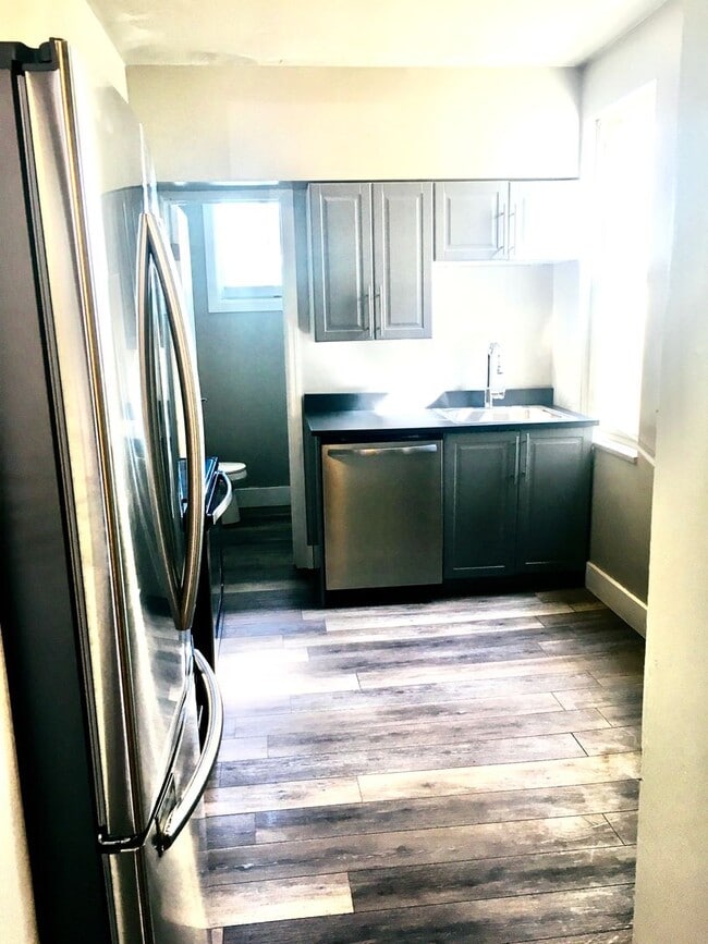 Building Photo - 3 bedroom in heart of South Side