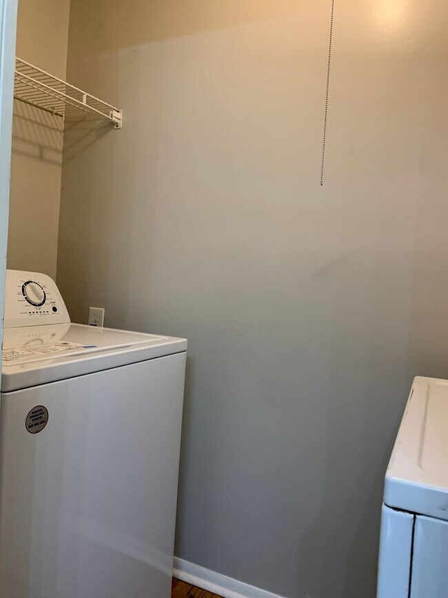 Building Photo - Renovated Raleigh Townhome Conveniently Lo...