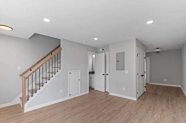 Building Photo - 400 Gallery Ln