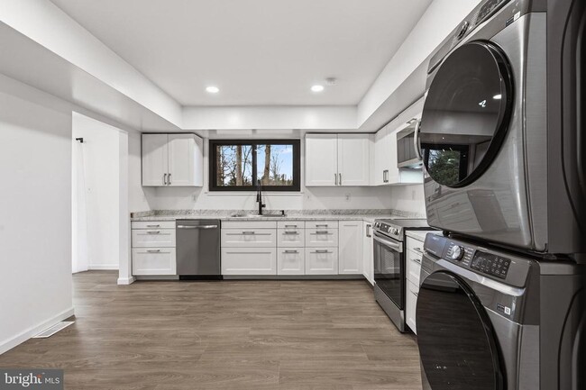 Building Photo - 2146 Woodford Rd