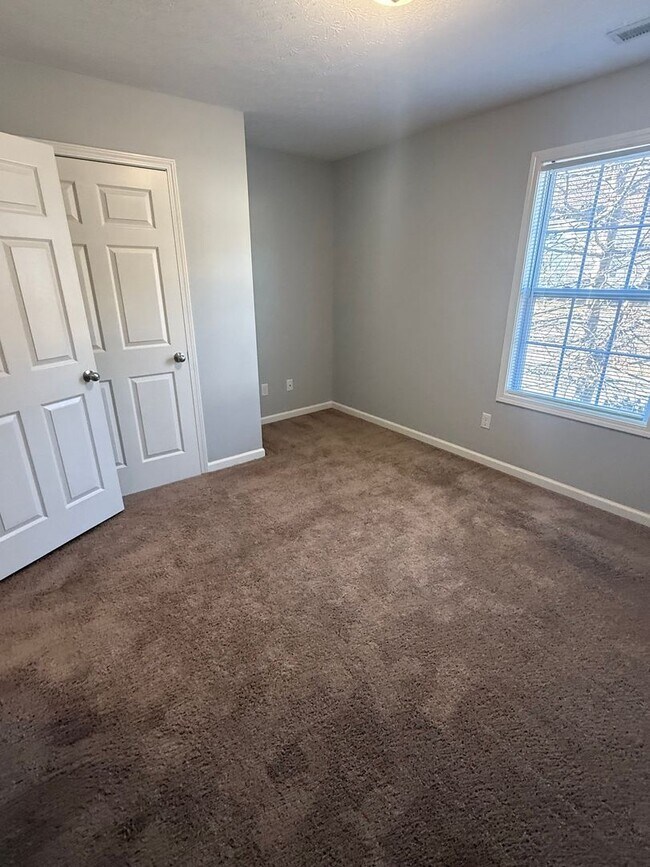 Building Photo - HALF OFF ONE MONTH AT UPPER STONE!