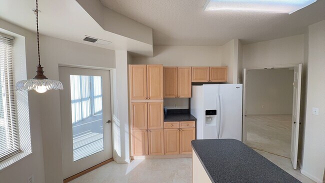 Building Photo - Sun-filled 2 Bed 2 Bath Condo With Sunroom...