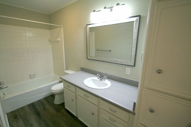 Building Photo - 2301 Raintree Dr