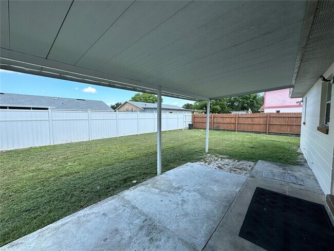 Building Photo - 106 N Hampton Ct