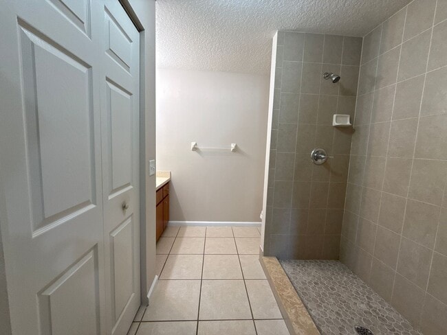 Building Photo - SILVER SPRINGS SHORES 3/2/2