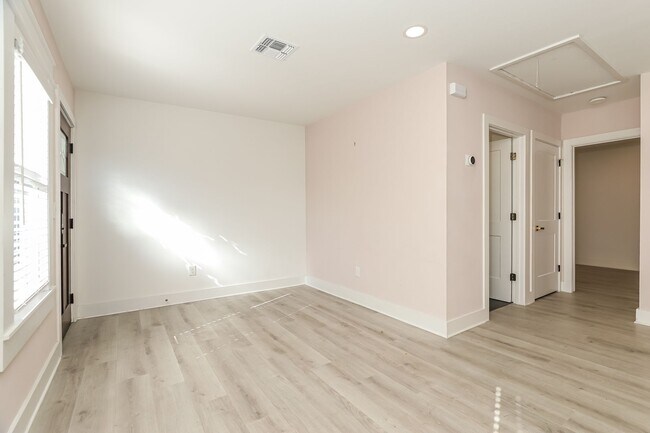 Building Photo - 120 E Magnolia Ave