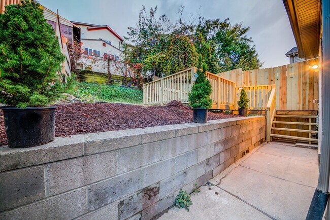 Building Photo - Beautiful 3 bedroom home in Mt. Washington available September 1!