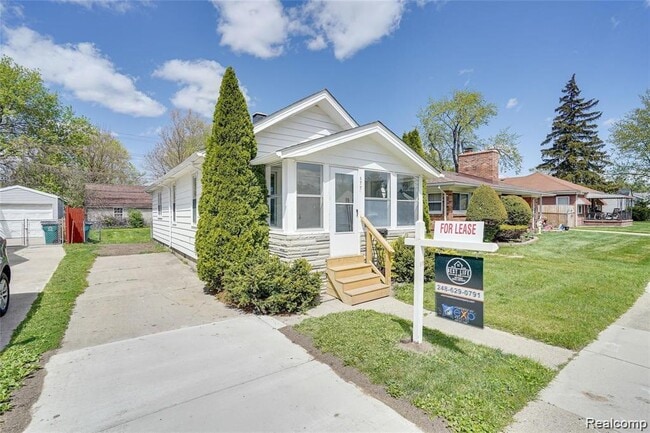 Building Photo - 577 E Brickley Ave