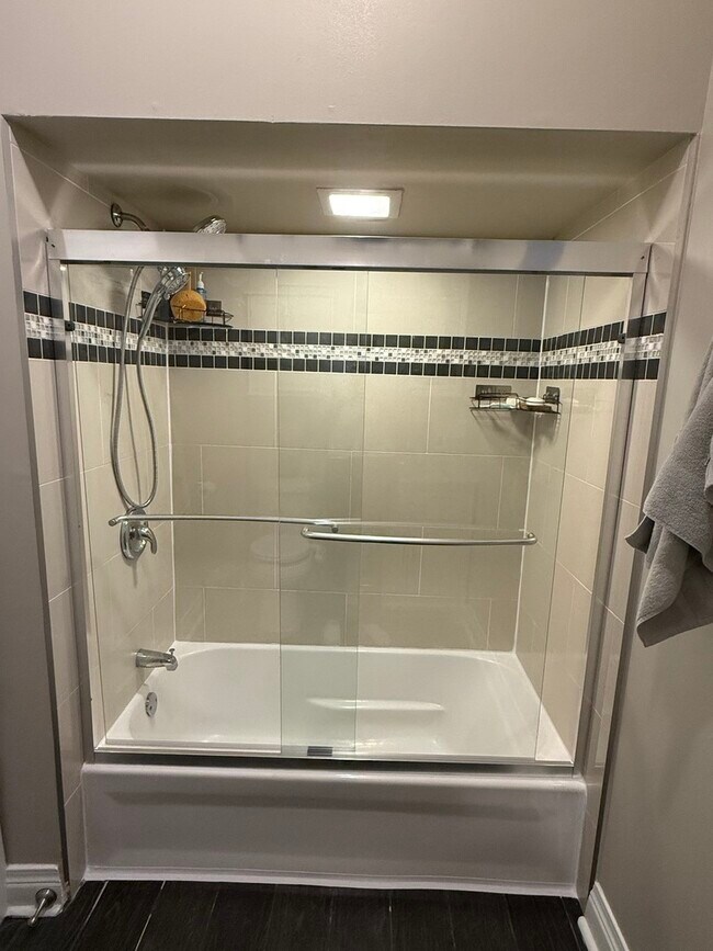 Building Photo - 2826 W Lyndale St