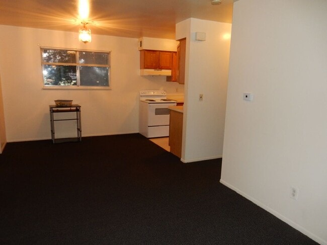 Building Photo - 5110 Maple St