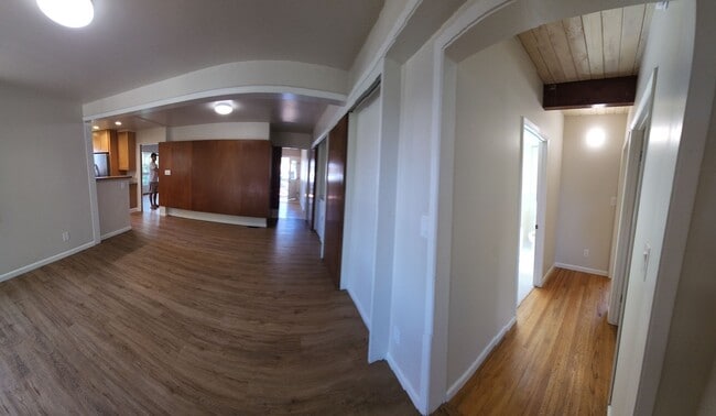 Building Photo - Large 5 Bedroom Home close to Poly Campus!!