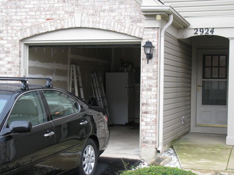 Building Photo - 2924 Stonewater Dr