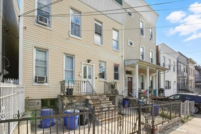Building Photo - 122 Hutton St