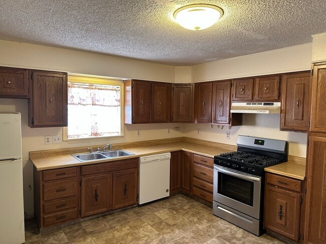 Building Photo - 3 Bed 1 Bath Home