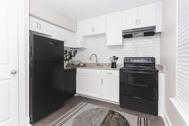 Building Photo - The Hills at Oakwood Apartment Homes