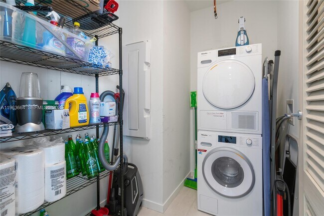 Building Photo - 1000 Brickell Plaza