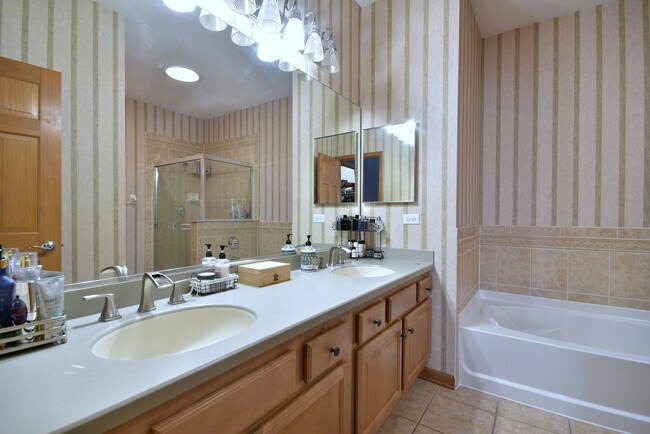 Building Photo - 5600 Cloverdale Rd