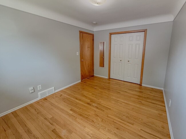 Building Photo - Fall in Love with Your Next Home! 1-Bedroo...