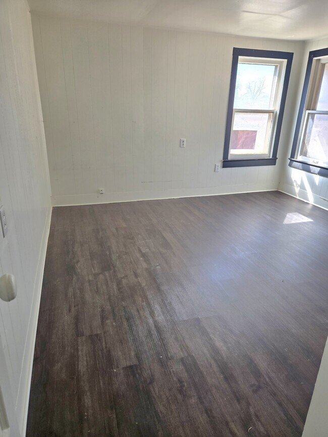 Building Photo - 714 N Ave C