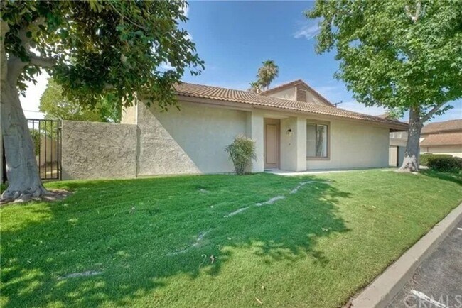 Building Photo - Two Bedroom, Two Bathroom Home for 12-mont...