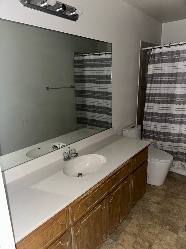 Building Photo - 402 Topeka Ct