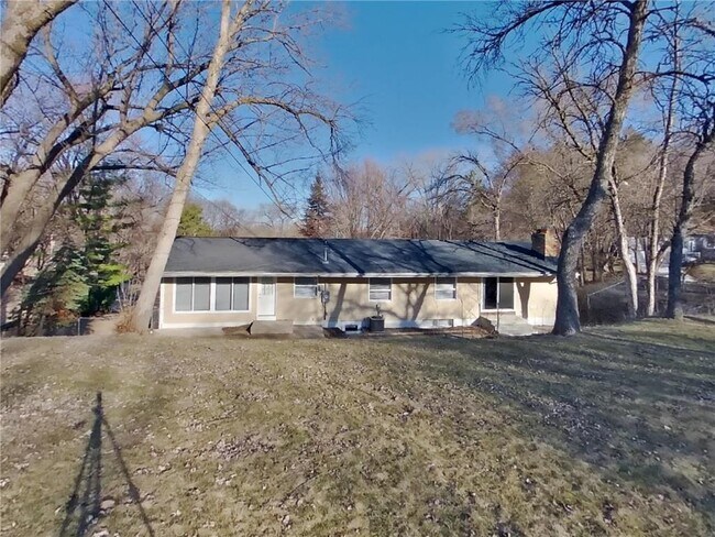 Building Photo - 1475 Valley Dr