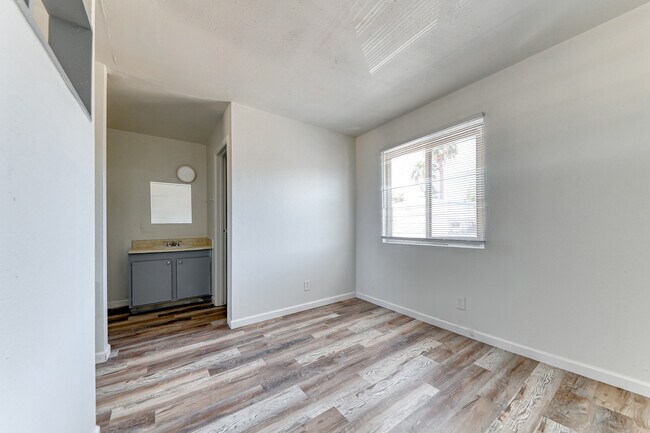 Building Photo - 2437 Clifford Ave