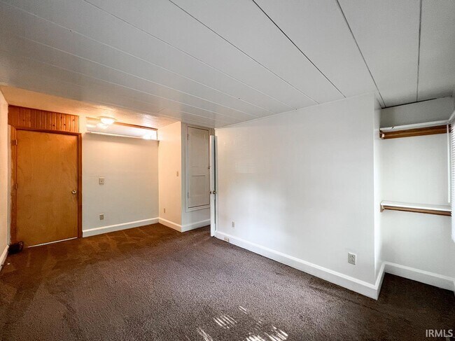 Building Photo - 410 E Hillside Dr
