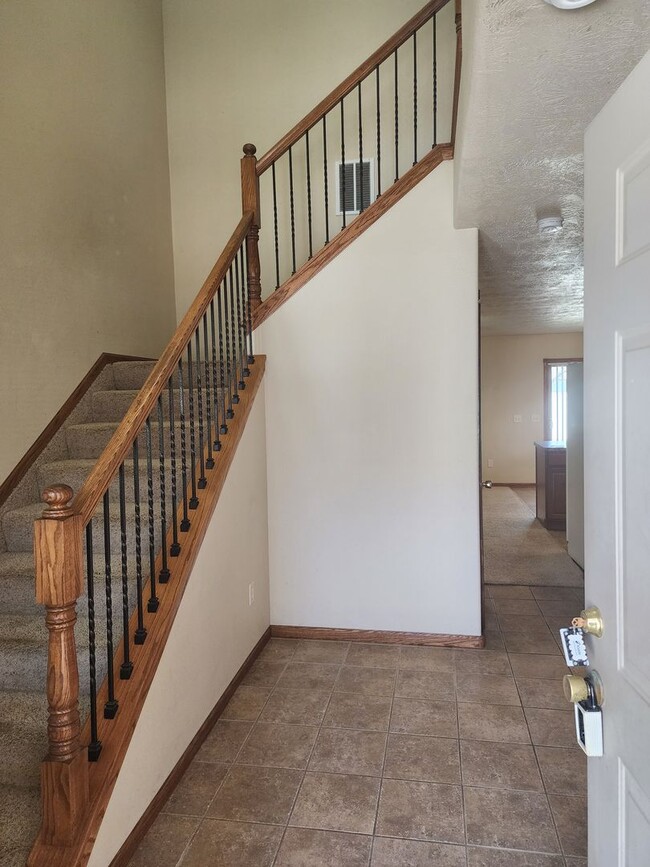 Building Photo - Three bedroom two bathroom Town home