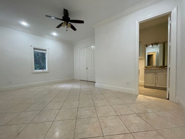 Building Photo - ANNUAL RENTAL - 3 BEDROOM + DEN/ 3 BATH SP...