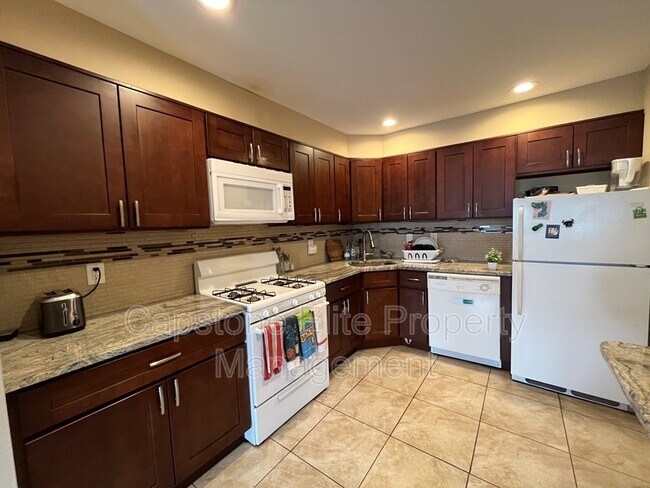 Building Photo - 35 Rutgers Dr