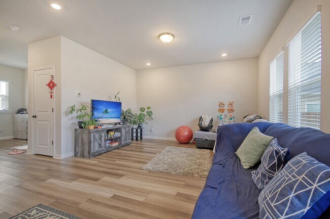 Building Photo - Spacious Moncks Corner Home