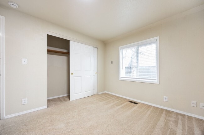 Building Photo - Spacious 5 bed/2 bath in SE Portland