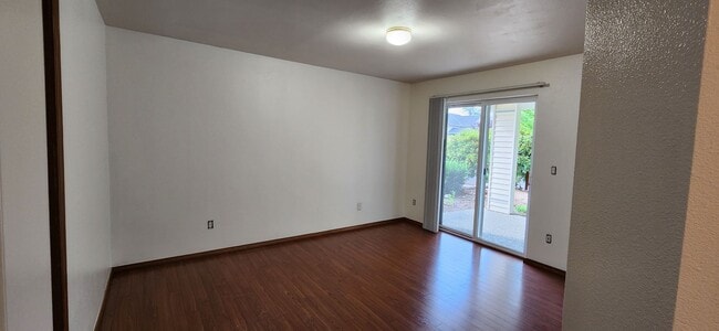 Building Photo - Refreshed 2 bed 2 bath Everett Condo $2099...