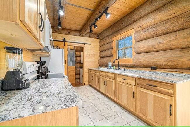 Building Photo - Furnished Log Cabin Extended Stay Summer Rental