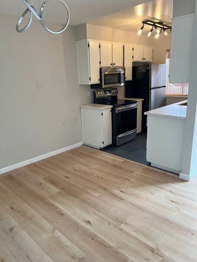 Building Photo - UPDATED TOWNHOME, COMMUNITY POOL, BRIGHT R...