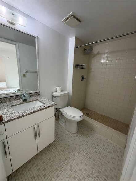 Building Photo - 13701 Kendale Lakes Cir