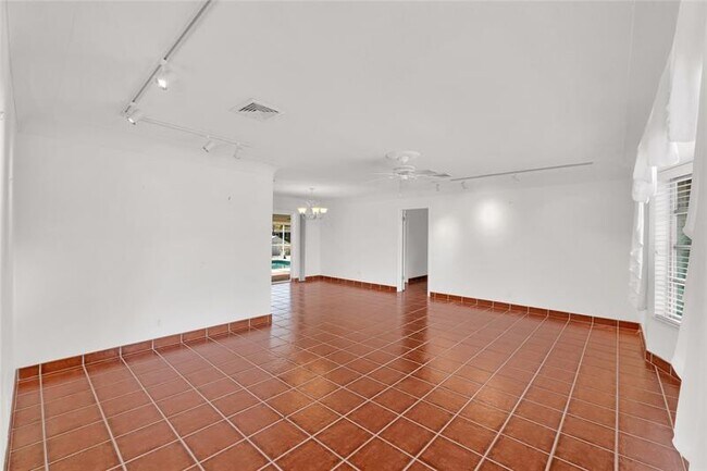 Building Photo - 4020 NE 24th Ave