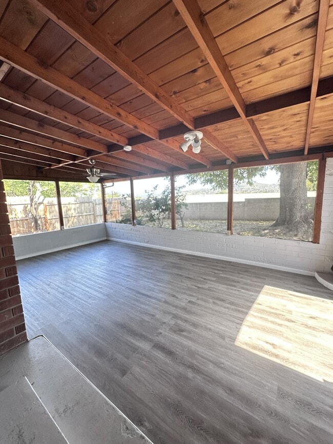 Building Photo - 1405 Skyline Dr