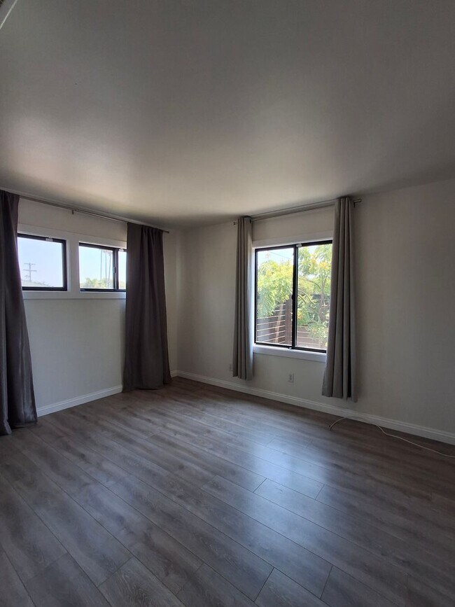 Building Photo - Beautifully Renovated Home with 2-Car Gara...