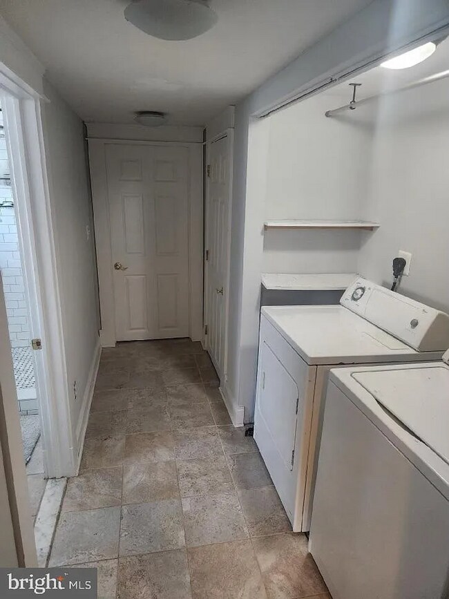 Building Photo - Gorgeous end-unit row home available for r...