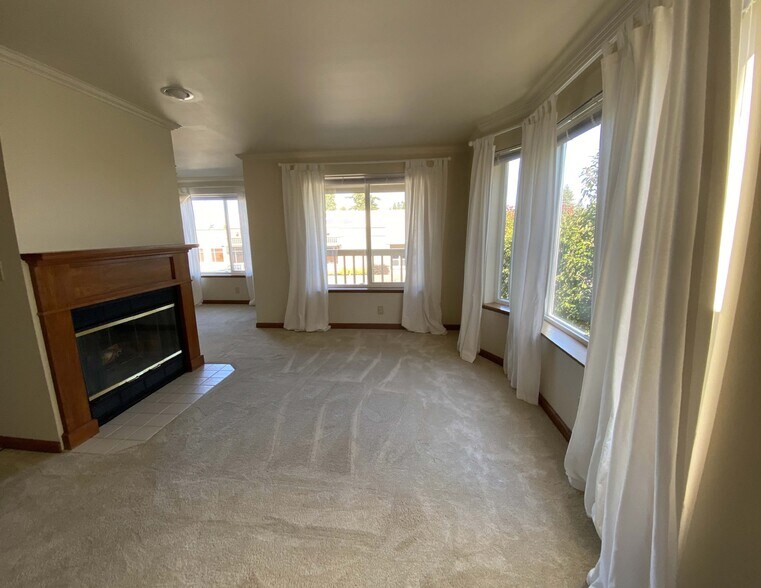 Big windows for bright open living space - 610 Glen St