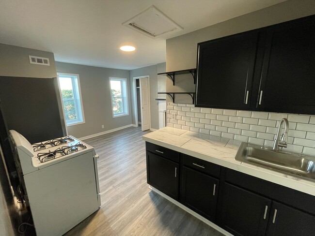 Building Photo - Newly Updated 2 bedroom apartment with an ...