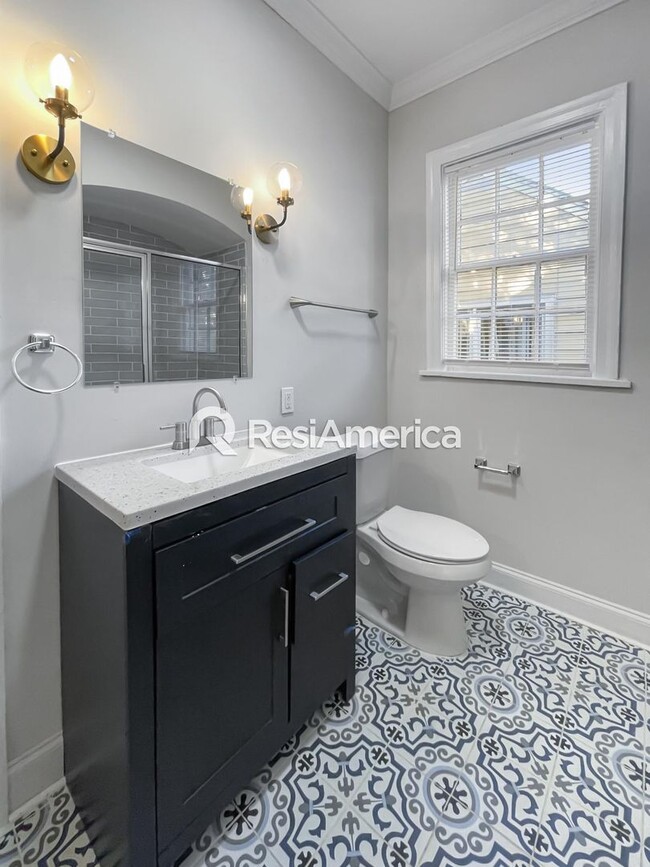 Building Photo - Beautifully Renovated Rental Near Rhodes C...