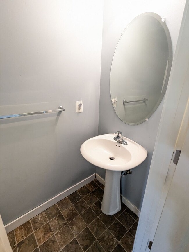 Building Photo - Modern 4 level townhouse available for imm...