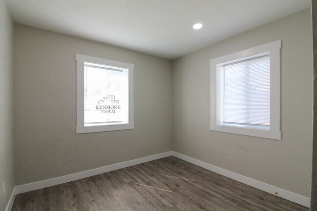 Building Photo - 308 N 12th Ave