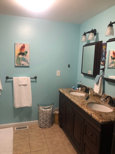 Master bath vanity - 13101 Harbor Ln