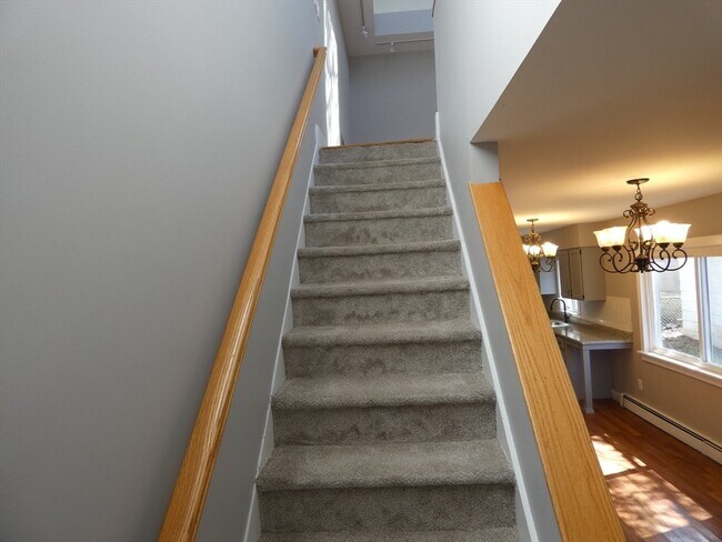 Building Photo - 98 Maple St