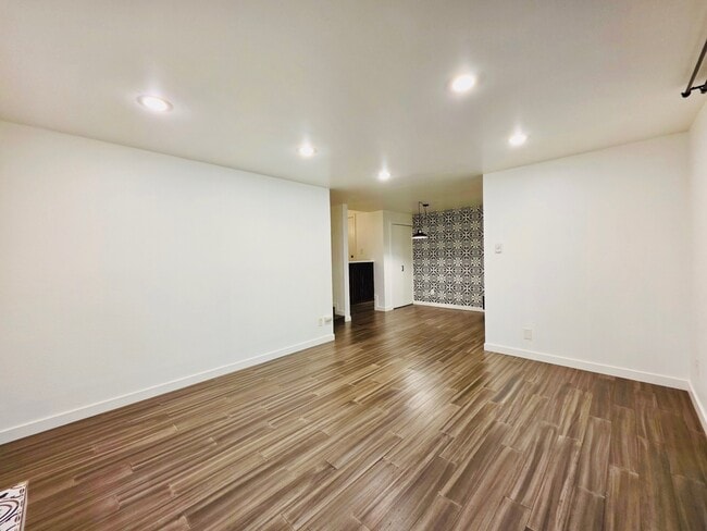 Building Photo - 4717 W Lake Sammamish Pkwy SE