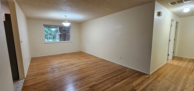 Building Photo - Spacious Port Orchard Rambler